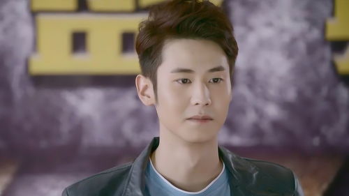 小伙開新店,正在發(fā)言自己的經(jīng)驗(yàn)感想,不料一輛藍(lán)色跑車突然闖入