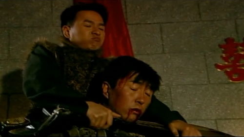 哥哥為救妹妹和管家拼命,管家當(dāng)著妹妹的面殺死哥哥,真殘忍